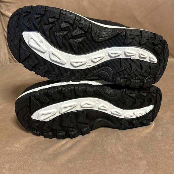 Girls Slip-Resistant & Insulated Snow boot-Size one - Picture 11 of 13